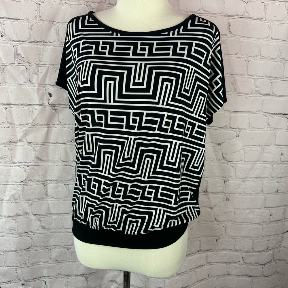 chico's Black White Geometric greek key banded waist blouse sz 1 (M 8)